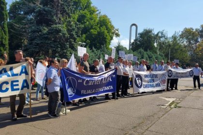 video angajatii anr protest in fata prefecturii din constanta cer marirea salariilor cu 30 66f52d7688dce