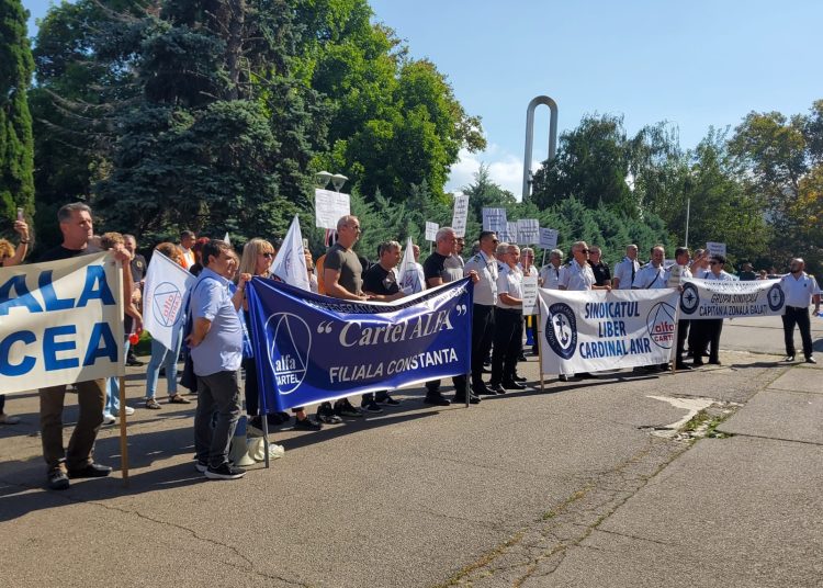 video angajatii anr protest in fata prefecturii din constanta cer marirea salariilor cu 30 66f52d7688dce