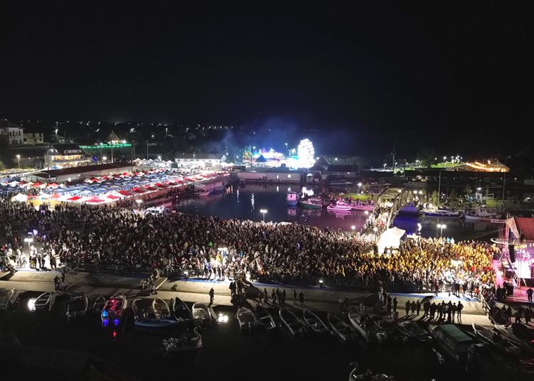 video galerie foto peste 85 000 de vizitatori in prima zi a festivalului borsului lipovenesc de jurilovca gipsy kings la inaltime 66efe3d7cb855