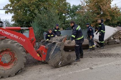 zeci de pompieri din constanta participa activ la evacuarea apelor din gospodarii si ajuta localnicii din galati la scoaterea noroiului din case si curti 66ec2aa570c31