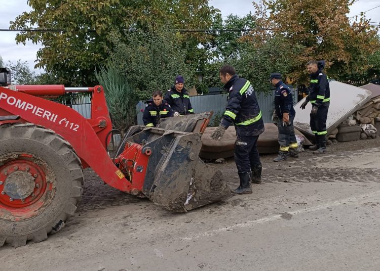 zeci de pompieri din constanta participa activ la evacuarea apelor din gospodarii si ajuta localnicii din galati la scoaterea noroiului din case si curti 66ec2aa570c31