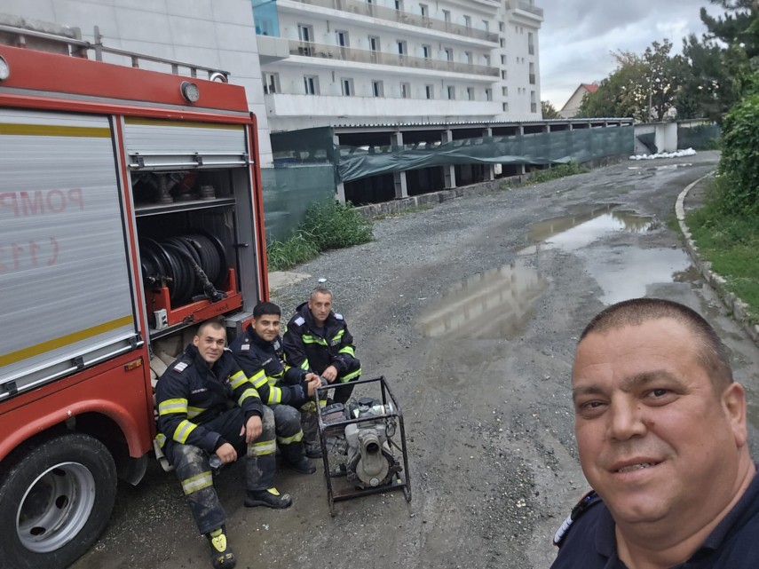 zi plina pentru pompierii isu constanta sapte ore salvatorii au intervenit la subsolul unui hotel din eforie sud inundat de ploile abundente galerie foto 66e1c75e5fc48