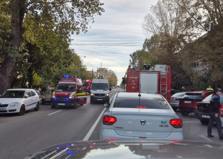 alerta in zona abator intr o scara de bloc mai multe echipaje de pompierii au intervenit din cauza fumului gros care provenea de la o fumigena 671a4d49a7495