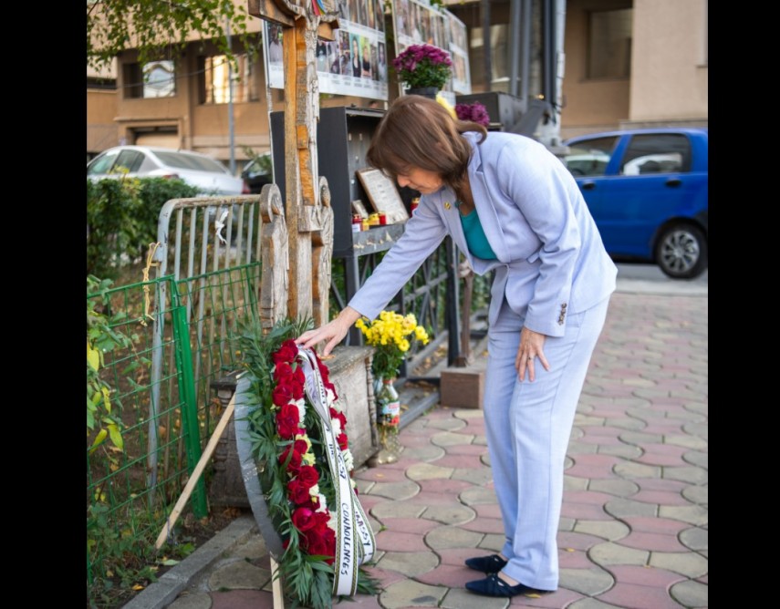 ambasadoarul sua kathleen kavalec a depus o coroana de flori la memorialul colectiv 67222406d27a2