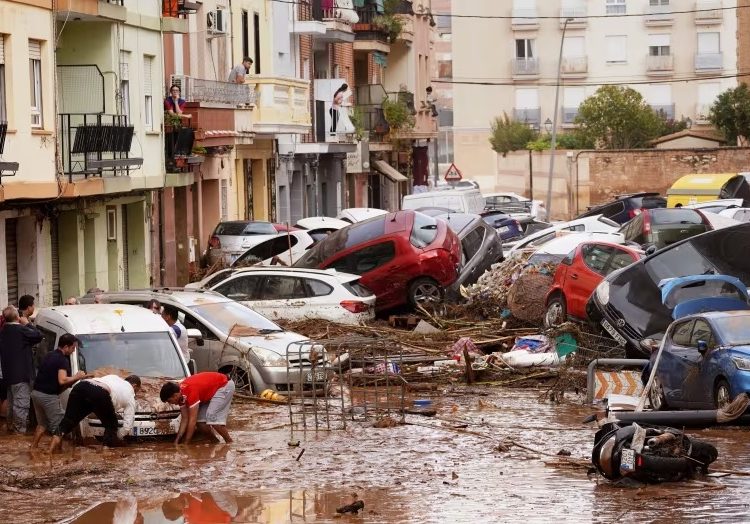 cinci romani ar fi dati disparuti dupa inundatiile fara precedent din spania 67226522c890f