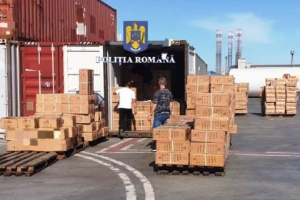 container sosit din china in portul constanta controlat de politistii constanteni era plin cu incaltaminte de firma 670906dc279d7