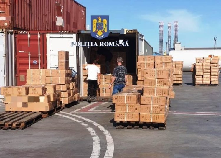 container sosit din china in portul constanta controlat de politistii constanteni era plin cu incaltaminte de firma 670906dc279d7