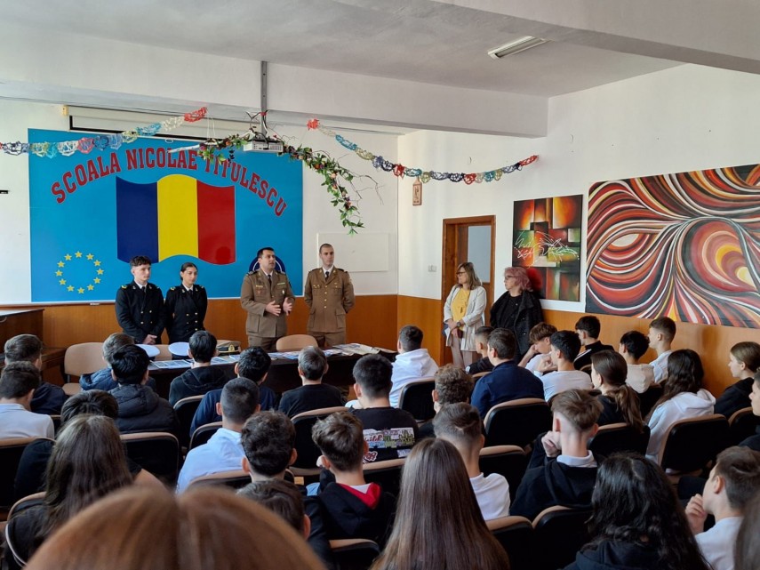 elevi ai colegiului national militar alexandru ioan cuza constanta la activitatea de promovare a armatei romane in calarasi foto 6717e7ac6d3fd