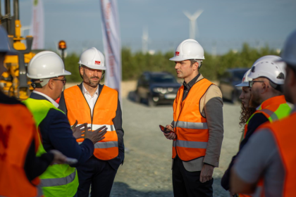 foto ministrul energiei sebastian burduja a vizitat cea mai mare capacitate de stocare a energiei in baterii din romania 670e271e0aa69