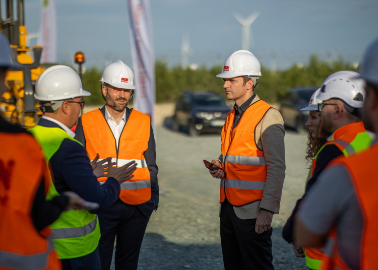 foto ministrul energiei sebastian burduja a vizitat cea mai mare capacitate de stocare a energiei in baterii din romania 670e271e0aa69