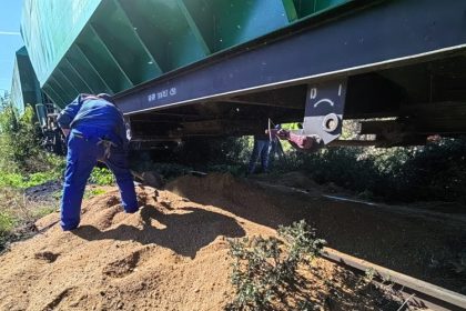 furt dintr un tren aflat in mers in constanta ultimele vagoane au fost desprinse iar incarcatura s a varsat 6718d8fd33b47