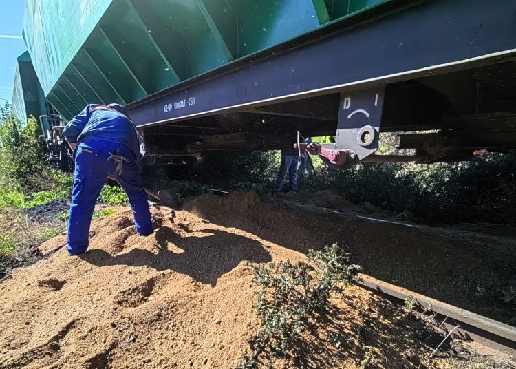 furt dintr un tren aflat in mers in constanta ultimele vagoane au fost desprinse iar incarcatura s a varsat 6718d8fd33b47