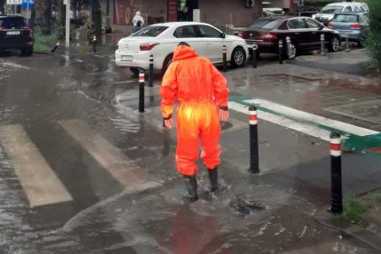 galerie foto interventii masive ale echipelor primariei constanta dupa furtuna copaci doborati canalizari blocate cabluri la sol si intersectii fara semaforizare 66fbda15982d1