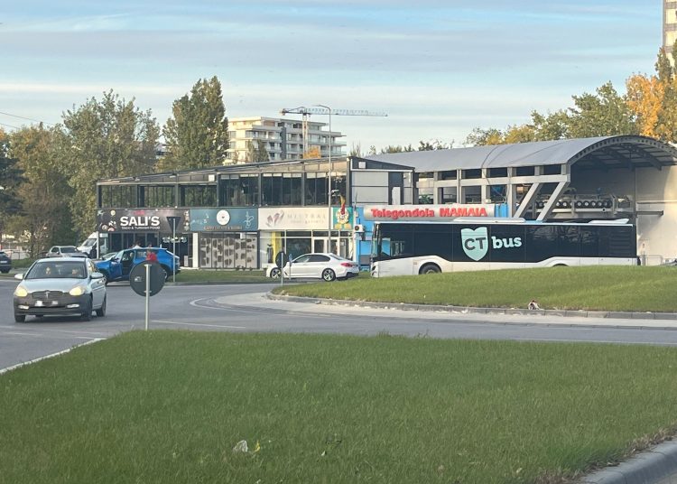 galerie foto o masina a ajuns pe sensul giratoriu de la intrare in mamaia in urma impactului cu un autobuz 671a8b5a68a6b