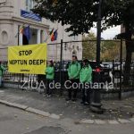 greenpeace protesteaza in fata sediului acropo din constanta pentru stoparea neptun deep 67234b7cb35ea