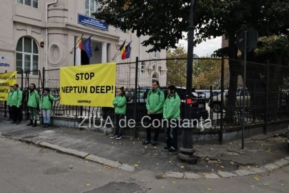 greenpeace protesteaza in fata sediului acropo din constanta pentru stoparea neptun deep 67234b7cb35ea