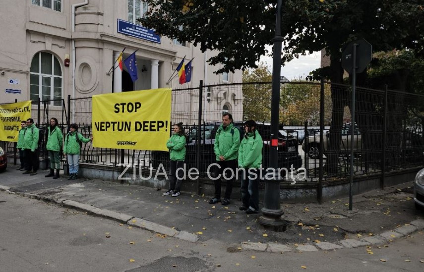 greenpeace protesteaza in fata sediului acropo din constanta pentru stoparea neptun deep 67234b7cb35ea