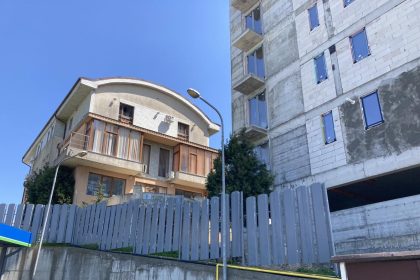 investitorul care a ridicat un bloc in fata garzii de mediu constanta interesat de un teren din zona viile noi 671aed1fc3428