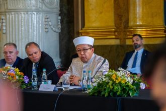 muftiul iusuf muurat prezent la intalnirea cu reprezentantii guvernului viata religioasa din romania dezbatuta la oradea 6706fe4f0e92d