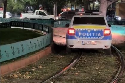 o masina de politie filmata circuland pe linia de tramvai 6718de6959037