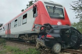 o persoana a murit iar alta a fost ranita dupa ce o masina a fost lovita de tren intr o localitate din buzau 6702a62b132dd