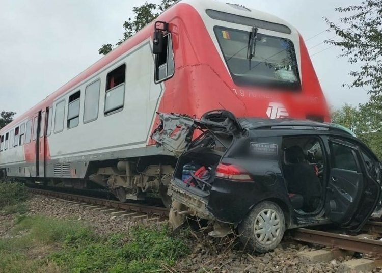 o persoana a murit iar alta a fost ranita dupa ce o masina a fost lovita de tren intr o localitate din buzau 6702a62b132dd