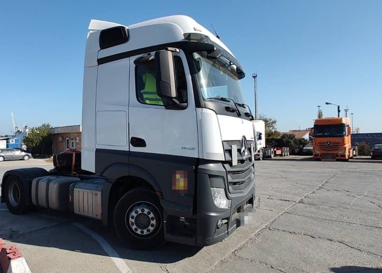 politistii de frontiera au descoperit in portul constanta un camion cu numere false cautat de catre autoritatile din polonia 671f5657bff39