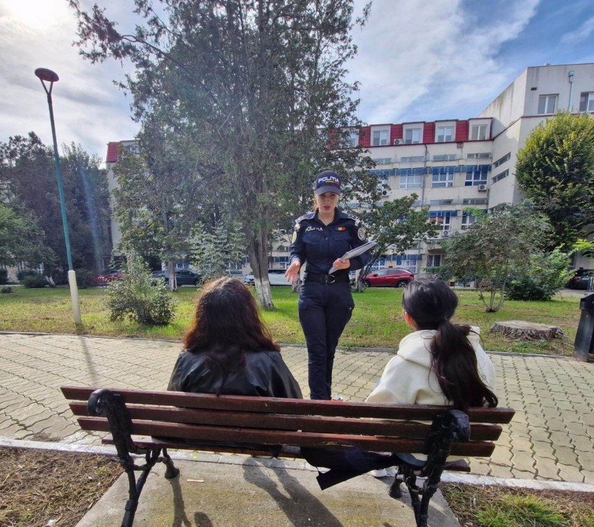 politistii din constanta au discutat cu studentii din capsururile universitare despre posibilele pericole din mediul online 670d242dc6f49