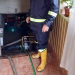 pompierii au intervenit pentru evacuarea apei dintr un beci inundat si la un copac cazut peste reteaua electrica 66fbf45f1eef4