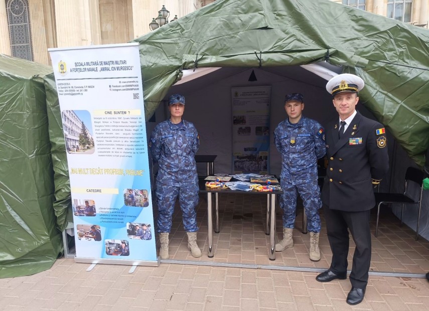 reprezentanti ai scolii militare de maistri militari a fortelor navale prezenti la bucharest gaming week 2024 670a6222ba1a8