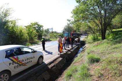 se decolmateaza rigolele din zonele cu risc la inundatii din municipiul constanta foto 6707be0fc6f79