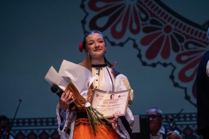 trofeul festivalului concurs national de interpretare a cantecului popular romanesc dan moisescu castigat de interpreta alice olivia ghile din judetul salaj 66ffc76f081b1