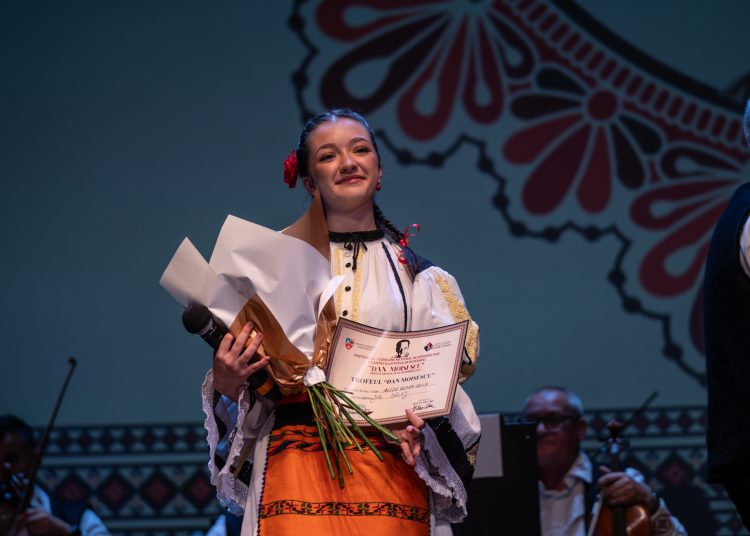 trofeul festivalului concurs national de interpretare a cantecului popular romanesc dan moisescu castigat de interpreta alice olivia ghile din judetul salaj 66ffc76f081b1