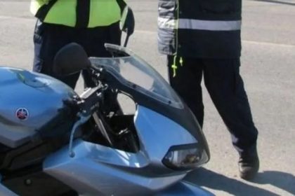 urmarire in trafic la mangalia un tanar cu motocicleta nu a oprit la semnalele politistilor nu avea permis iar motocicleta era furata 670e620a55505