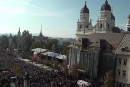 zeci de mii de credinciosi s au strans la iasi la ceremonia sfintei liturghii de sfanta parascheva 670cc98ba45fd