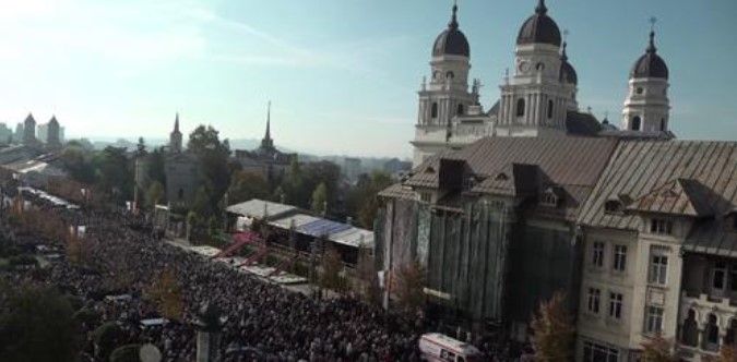 zeci de mii de credinciosi s au strans la iasi la ceremonia sfintei liturghii de sfanta parascheva 670cc98ba45fd