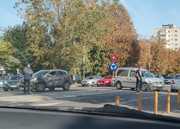 accident rutier in sensul giratoriu de la scoala 8 6724bc1f9bc24