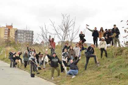 actiune de ecologizare a spatiilor verzi din campusul universitar realizata de studentii facultatii de stiinte ale naturii si stiinte agricole 673208bf9c61d