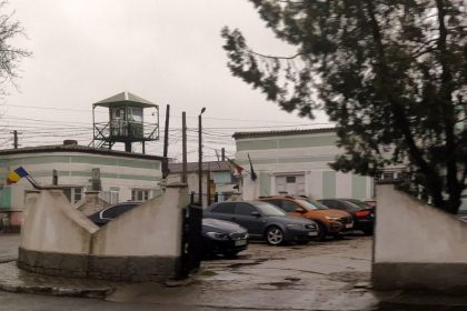 condamnat pentru furt calificat saltat de oamenii legii si introdus in penitenciar 672cd2ba0165e