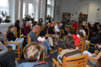 elevi din constanta prezenti la clubul de lectura al bibliotecii judetene in cadrul unui eveniment dedicat ninei cassian 67481230c6729