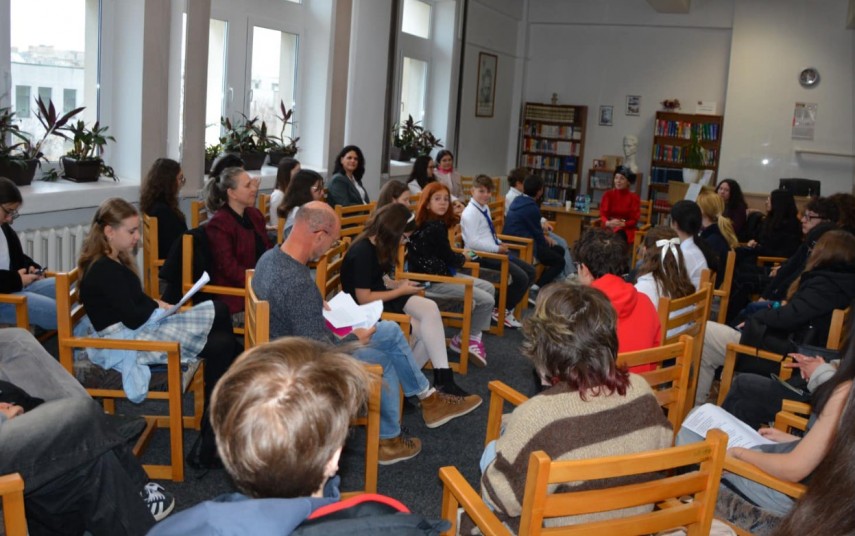 elevi din constanta prezenti la clubul de lectura al bibliotecii judetene in cadrul unui eveniment dedicat ninei cassian 67481230c6729