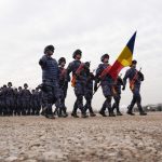 fortele navale romane si elevii scolilor militare prezenti la parada de 1 decembrie pentru a omagia ziua nationala a romaniei 67480fe23467a