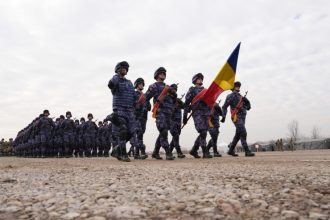 fortele navale romane si elevii scolilor militare prezenti la parada de 1 decembrie pentru a omagia ziua nationala a romaniei 67480fe23467a