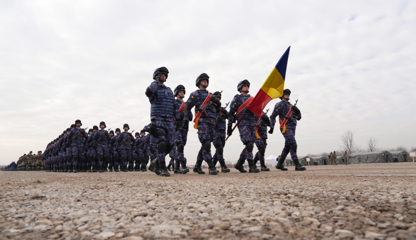 fortele navale romane si elevii scolilor militare prezenti la parada de 1 decembrie pentru a omagia ziua nationala a romaniei 67480fe23467a