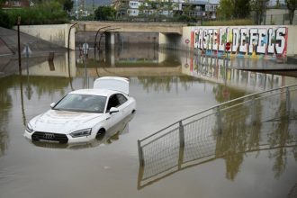 furtunile au facut prapad in barcelona in timp ce in zona valenciei salvatorii inca mai cauta supravietuitori 672a206b90c89