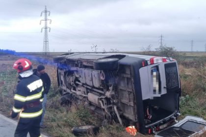 galerie foto accident rutier intre o masina si un microbuz la iesire din ovidiu mai multe persoane au fost ranite 673ecaa715add