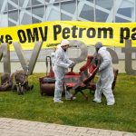 greenpeace romania a amplasat deseurile aduse de inundatiile din galati in fata sediului omv petrom 673b3d625522e