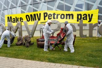 greenpeace romania a amplasat deseurile aduse de inundatiile din galati in fata sediului omv petrom 673b3d625522e