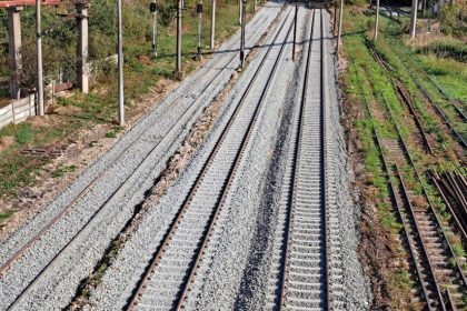 incident in gara de nord din bucuresti un barbat s a urcat pe copertina de la peronul 2 mai multe trenuri au inregistrat intarzieri 6749ba63c5ee3