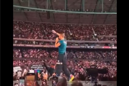 incident in timpul unui concert coldplay ce s a intamplat cu chris martin solistul trupei video 6728d07d23278